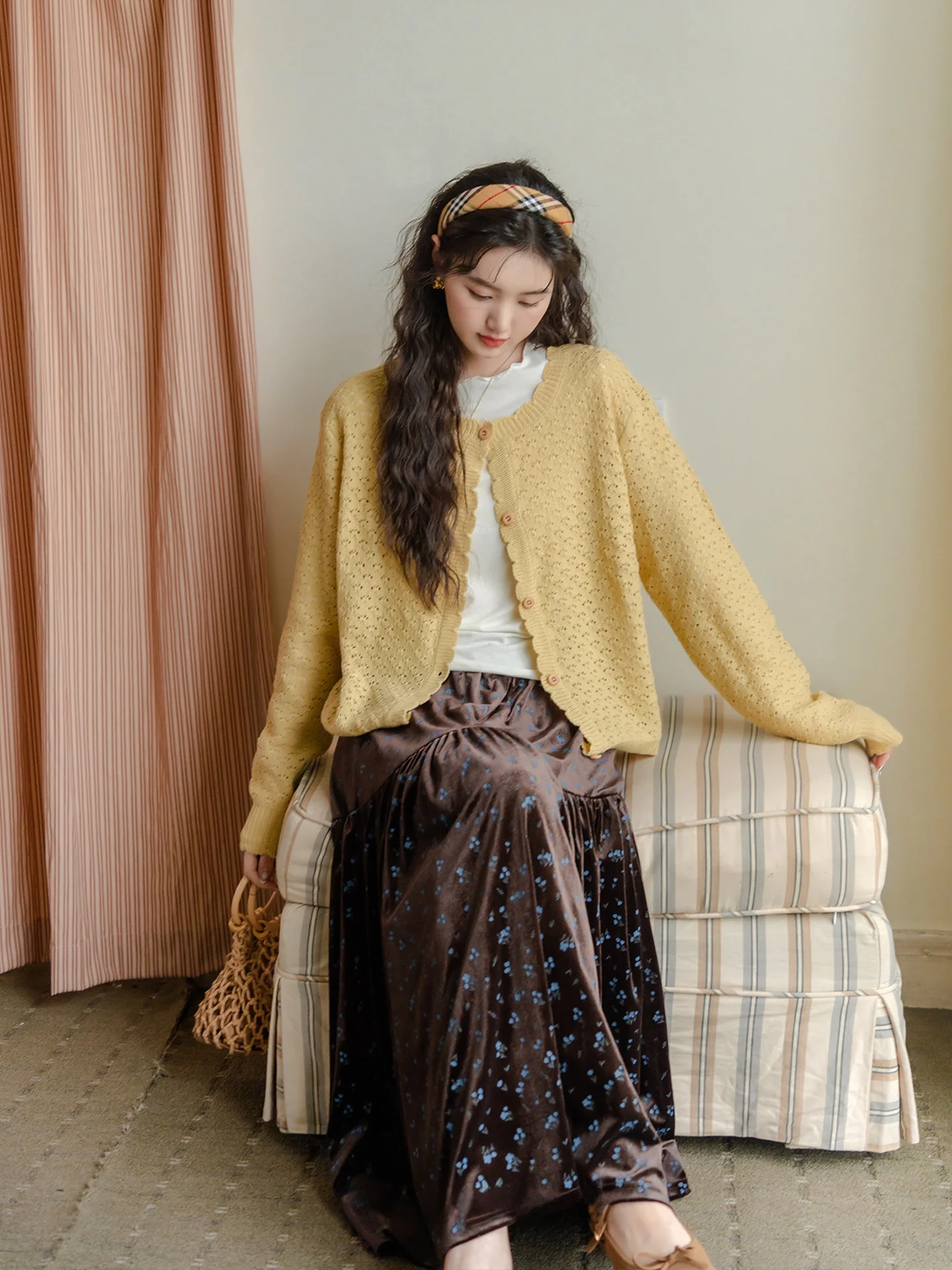 

Желтый ажурный вязаный кардиган с длинными рукавами для женщин, осенняя верхняя одежда в корейском стиле, легкий и воздушный свитер с волнистым краем