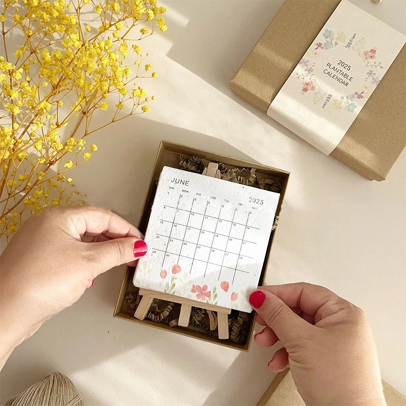 Pequeño calendario de escritorio fresco 2025 con caballete para amantes de las plantas y entusiastas del medio ambiente para la decoración del hogar o de la oficina