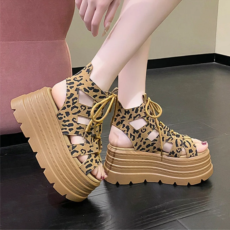 

Женские сандалии-гладиаторы на плоской платформе с леопардовым принтом, на шнуровке, для весны и лета, пляжные, на толстой подошве, на высоком каблуке, женские туфли на танкетке, кроссовки