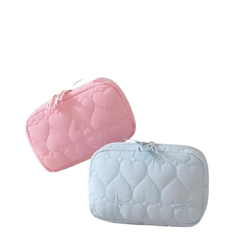 Niedliche, gesteppte Kosmetiktasche mit weichem, flauschigem Herzmuster, großes Fassungsvermögen zur Aufbewahrung von Make-up, ideal für Reisen. – Detail 6