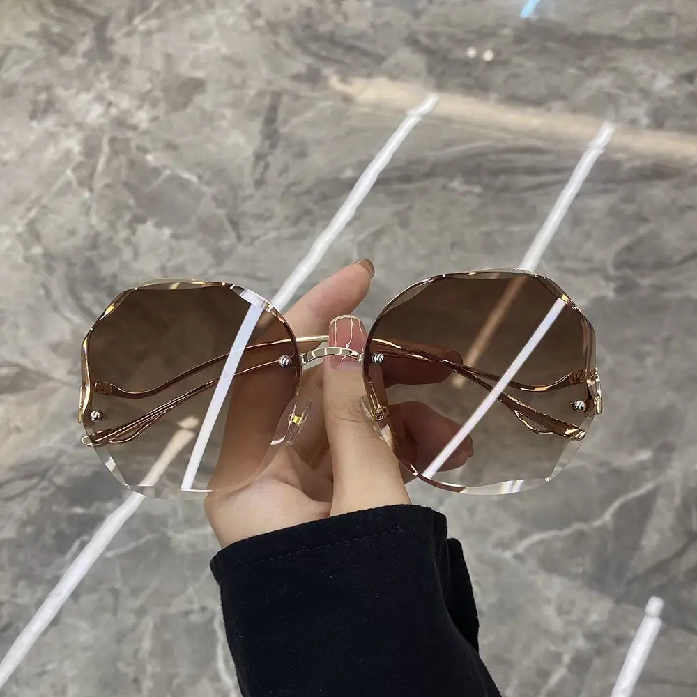 

Fashion Sunglasses Women Metal Female UV400 Vintage Ladies Stylish Design Oversized Square Sunglasses For Women