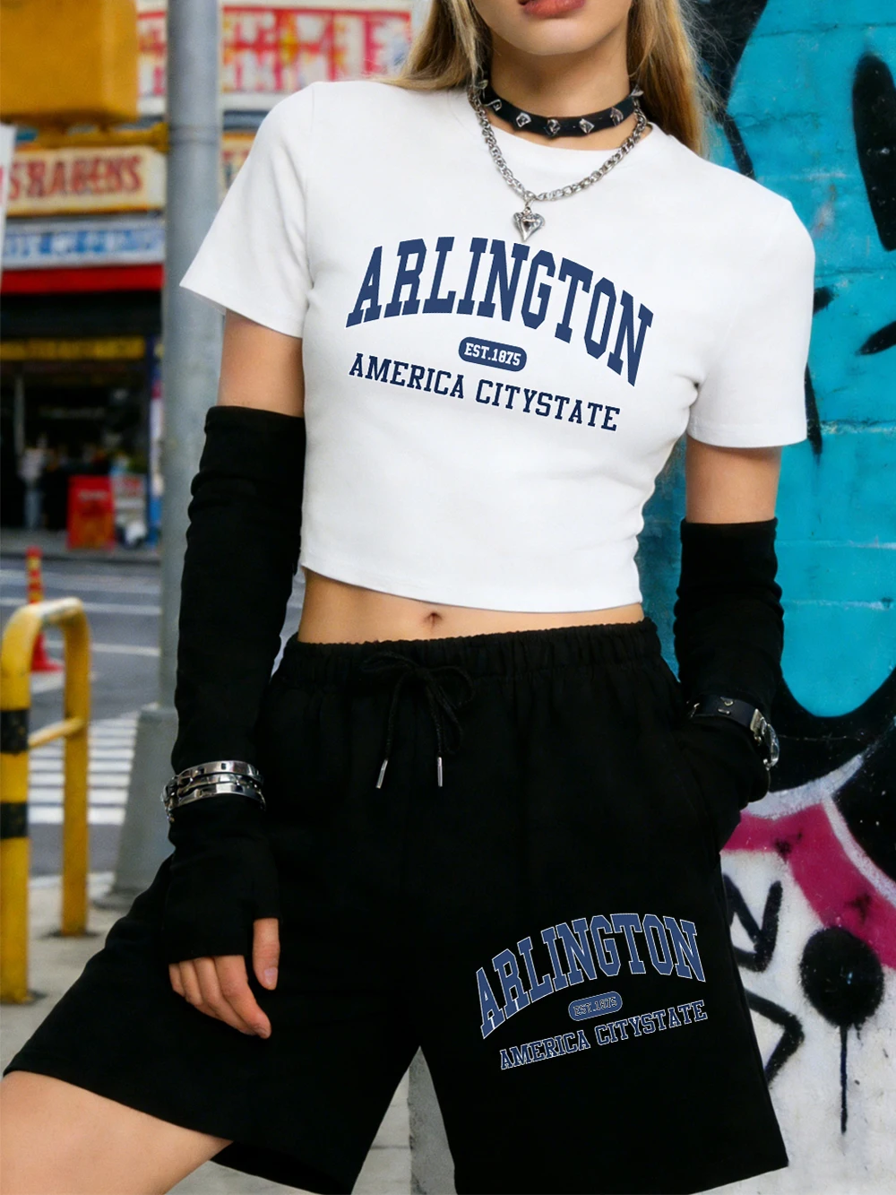 

Летний комплект из двух предметов: укороченный топ и шорты с принтом в стиле Американского города Арлингтон, женские, облегающие, с высокой эластичностью, мягкие футболки и брюки-капри.