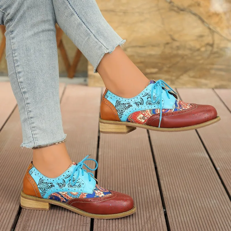秋の新作ブリティッシュスタイル彫刻レースアップフラットシングルシューズレディースカラーブロックラウンドトゥカジュアルスモールレザーシューズ