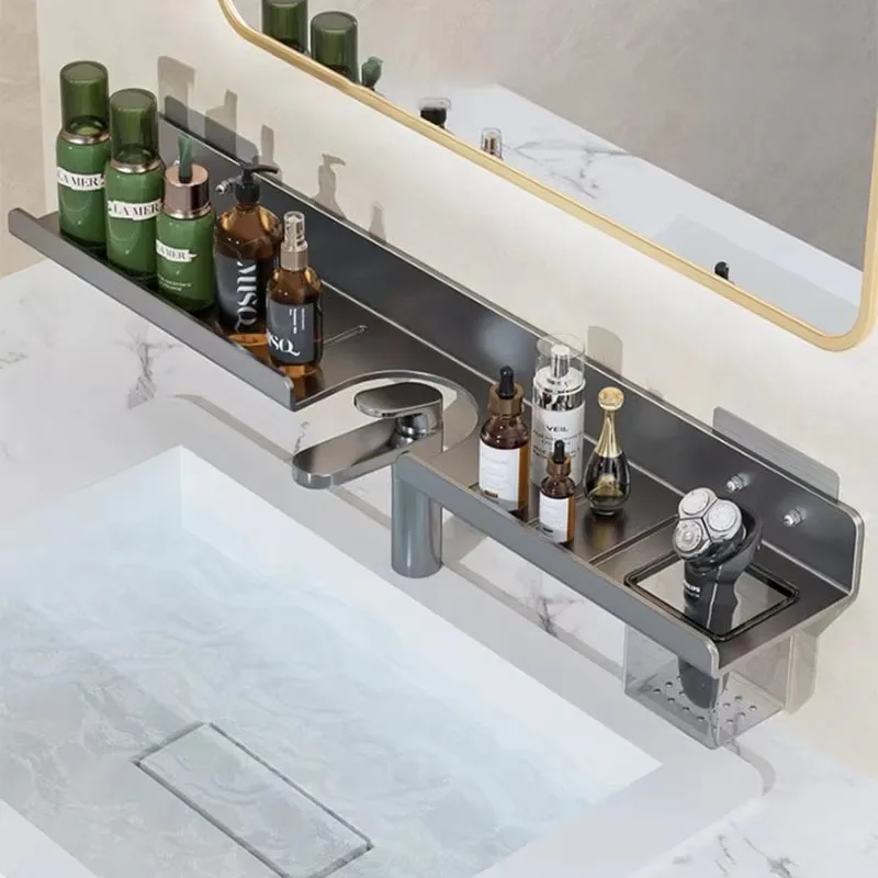 Badezimmer-Wandregal, vor dem Spiegel, ohne Stanzen, Wand, Waschraum, Waschbecken, Duschgel, Wasserhahn, Lagerregal