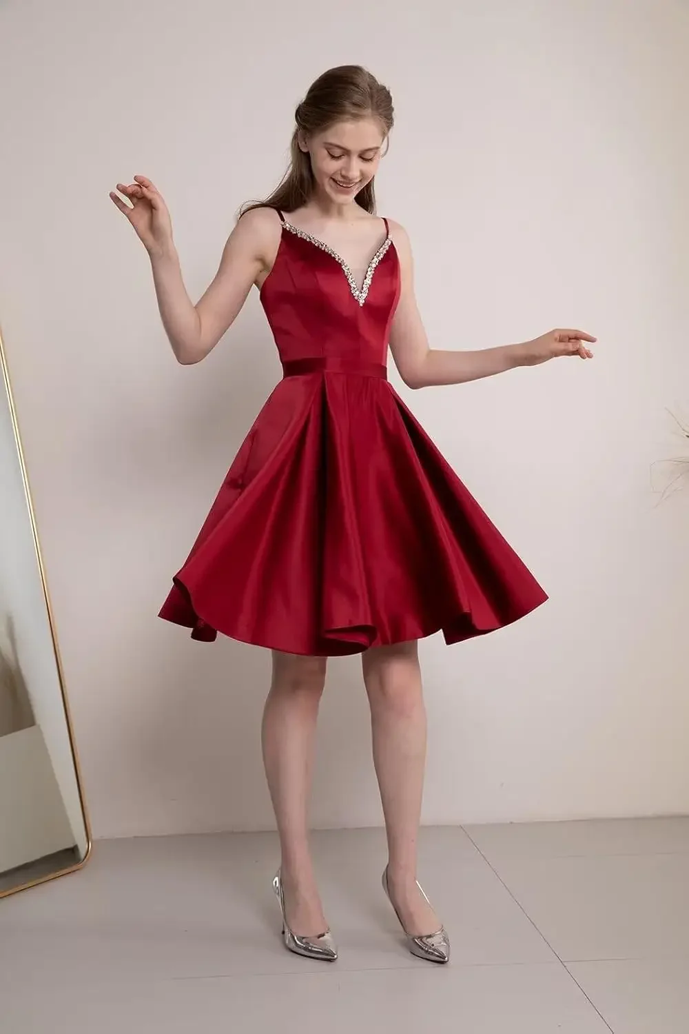 

V-Neck Short Prom Dress A-Line Beaded Cocktail Party Gowns Evening Dresses Spaghetti Straps Satin Homecoming Dresses for Teens