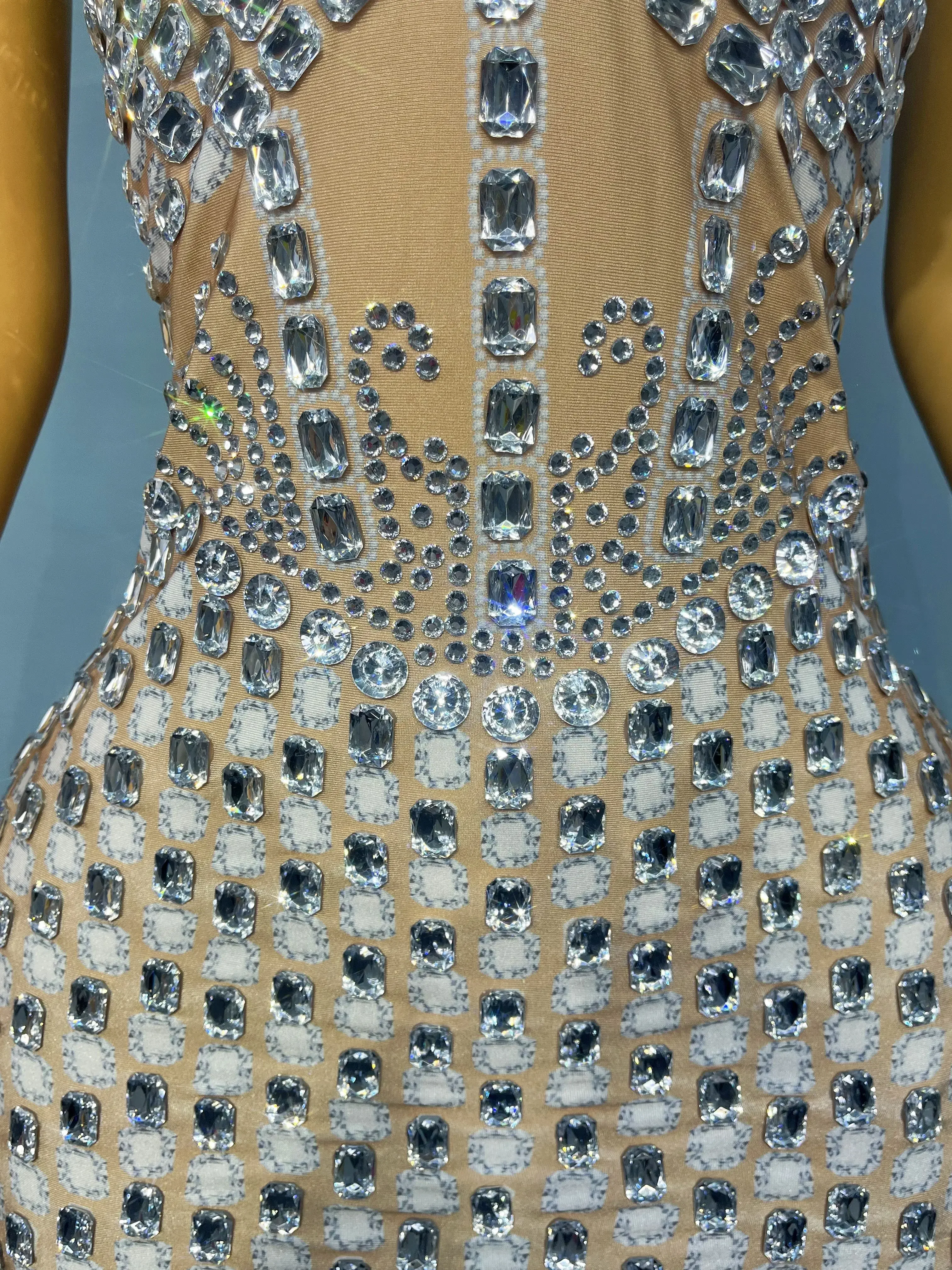 ชุดราตรีงานแต่งงานพรมแดง ประดับคริสตัลสีเงินระยิบระยับ ดีไซน์หรูหรา คอวีเซ็กซี่ สายเดี่ยว