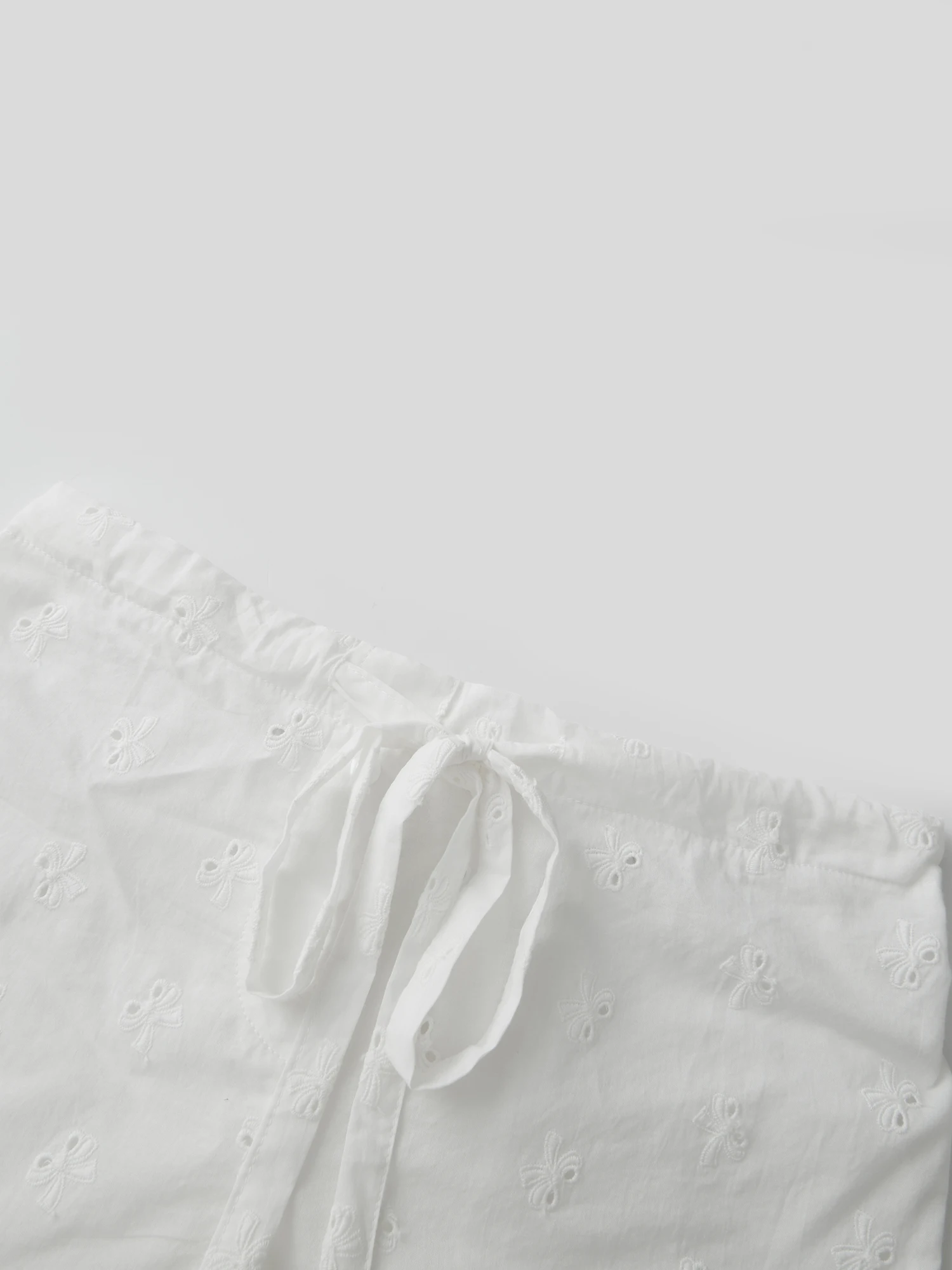 شورت نسائي من القطن خفيف الوزن مع حزام خصر مطاطي وتفاصيل تطريز زهور رقيقة لراحة الصيف