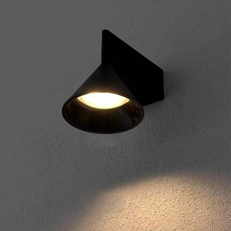 مصباح جداري بجانب السرير بتصميم هندسي مخروطي بسيط إيطالي، إضاءة ممر خلفية لغرفة النوم الراقية