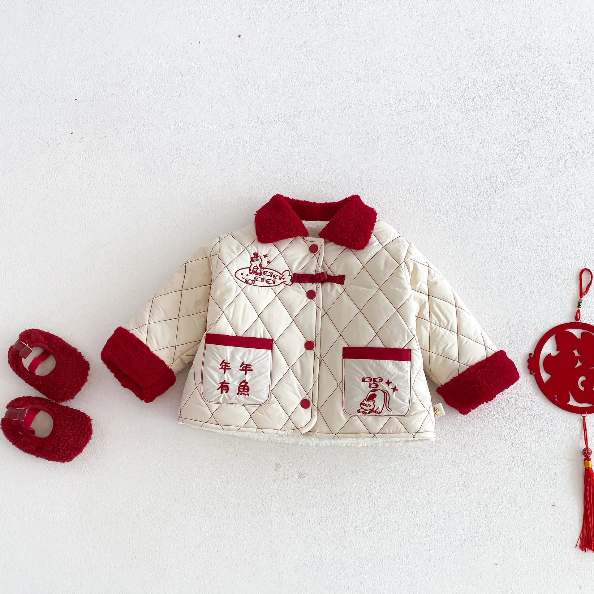 ملابس الأطفال السنة الجديدة 2025 ملابس شتوية جديدة للأولاد مطرزة برسوم كارتونية قطيفة ملابس قطنية ملابس قطنية للأطفال