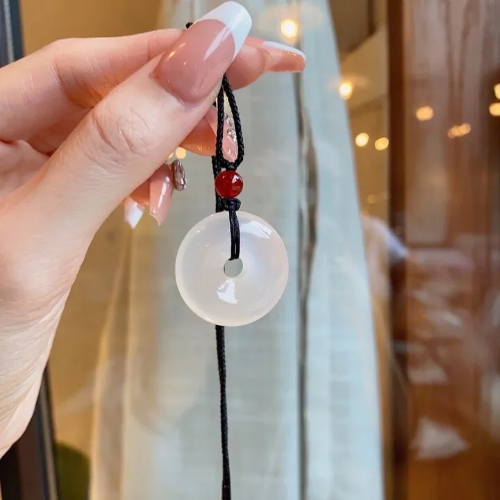 قلادة بإبزيم أمان أبيض، قلادة الممثلة، العقيق المنسوج يدويًا 3 سم.