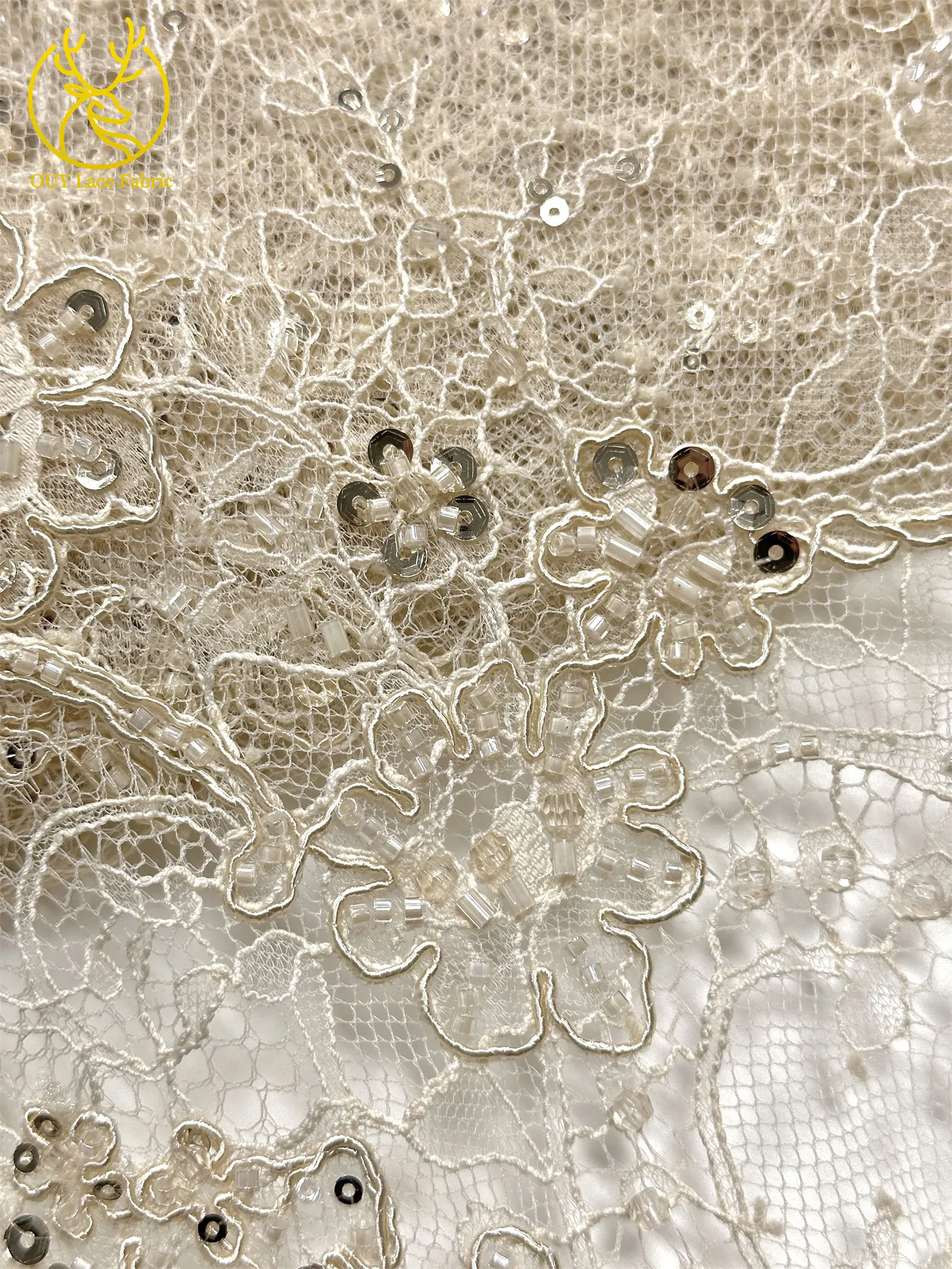 Hochwertiger Afrikanischer Pailletten-Spitzenstoff in Marineblau, Französischer Nigerianischer Perlen-Spitzenstoff, Ideal für Partykleider und Abendkleider – Detail 10