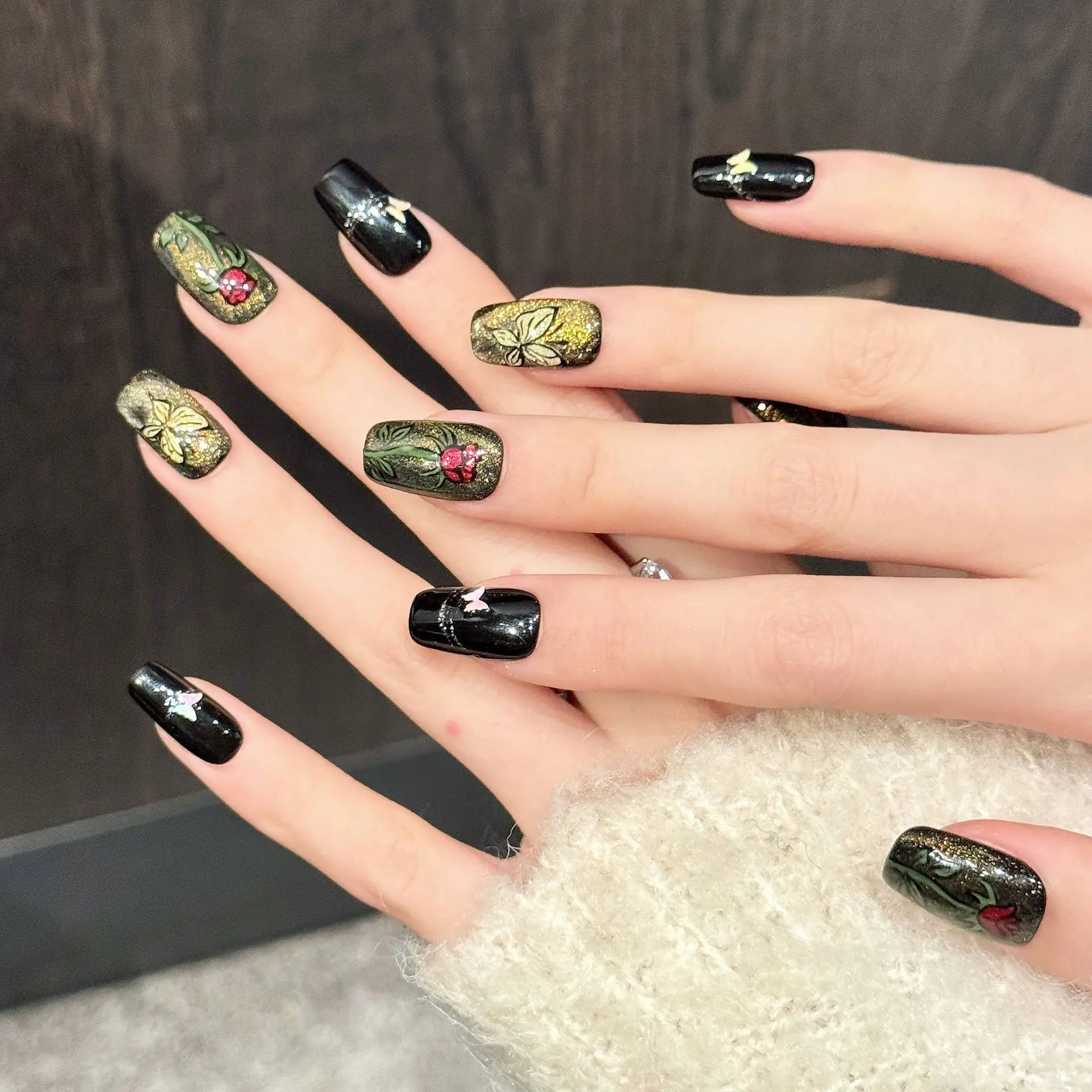 10PCS Luxus handgemachte Presse auf Nägel Schwarz Gold Schmetterling Floral chinesisches Design gefälschte Nägel mit 4-TEILIGEM Werkzeug selbstklebender Nagelkleber