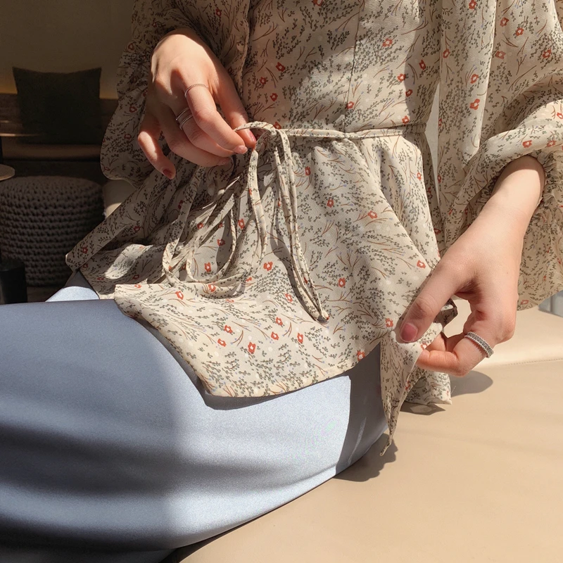 

Женский топ ForeverKid с нежным цветочным принтом, кружевной отделкой и сборкой на талии, осень 2025, очень изящный, из полиэфирного волокна