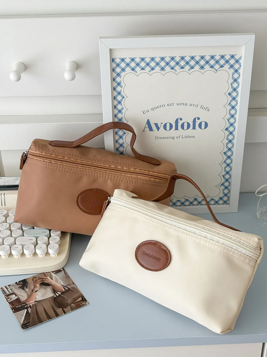 New Nylon Cosmetic Bag with Leather Label Lightweight Portable Toiletry Bag Fashion Travel Makeup Organizer for Women Men