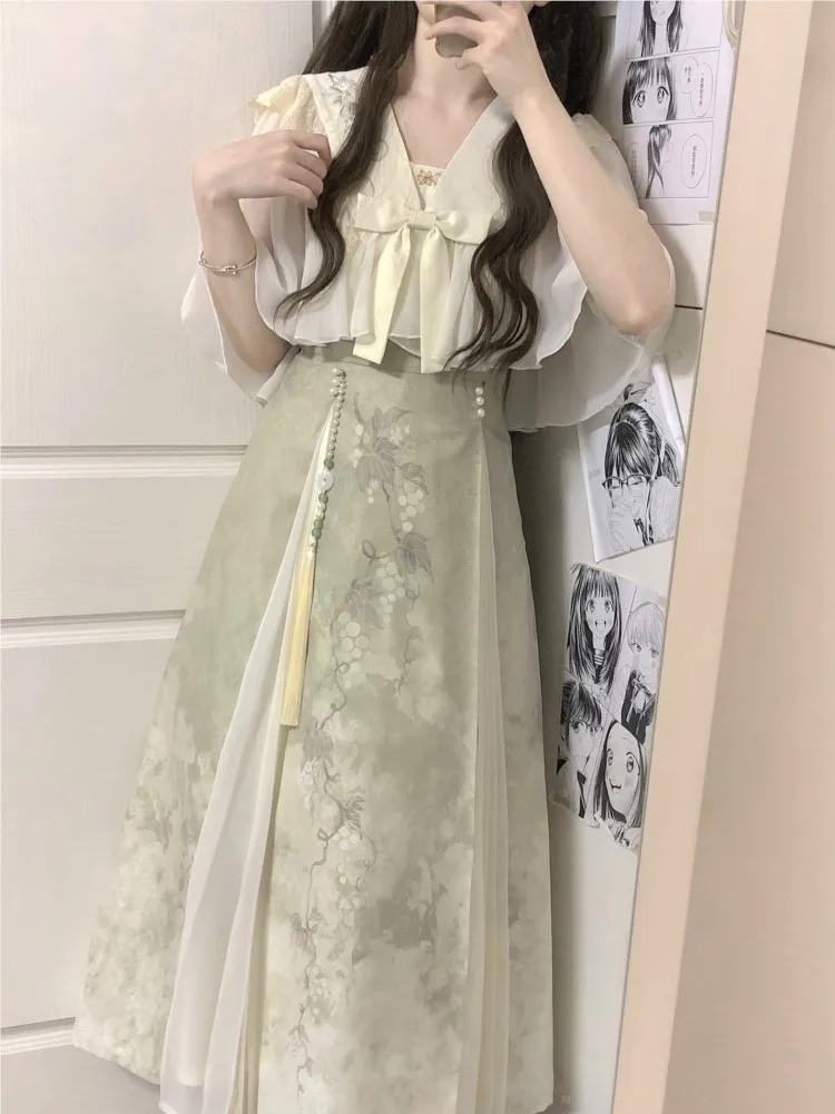 Um novo vestido de estilo chinês com camada externa e top halter