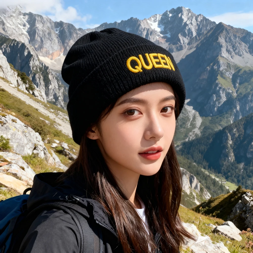 قبعتان شتوية محبوكة مطرزة ثلاثية الأبعاد بشعار KING and QUEEN، أغطية رأس ناعمة ومريحة وعصرية للنساء في الشتاء
