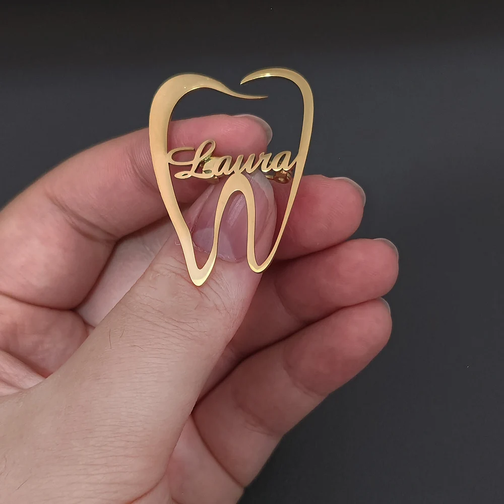 

Индивидуальные зубы, имя стоматолога, брошь из нержавеющей стали с гравировкой, персонализированная профессиональная брошь в форме зуба доктора и медсестры, ювелирные изделия