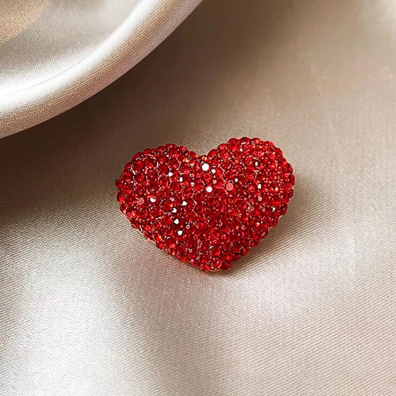 Full Of Diamonds, Red Love Brooches, High-end Women's Corsage Pins, Fixed Clothes, And A Sense Of Niche Design