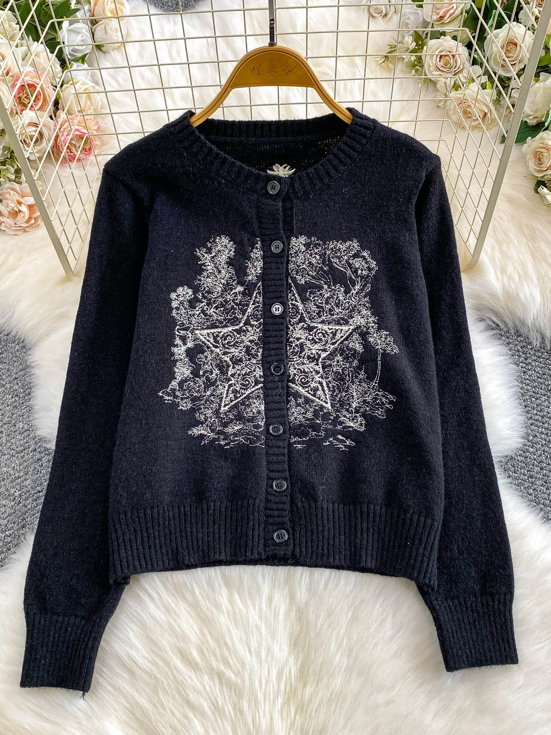 เสื้อคลุมไหมพรมถักลายปักหนักทรงหลวมติดกระดุมเม็ดเดียวสำหรับผู้หญิง สไตล์เกาหลี ใส่สบาย แขนยาว