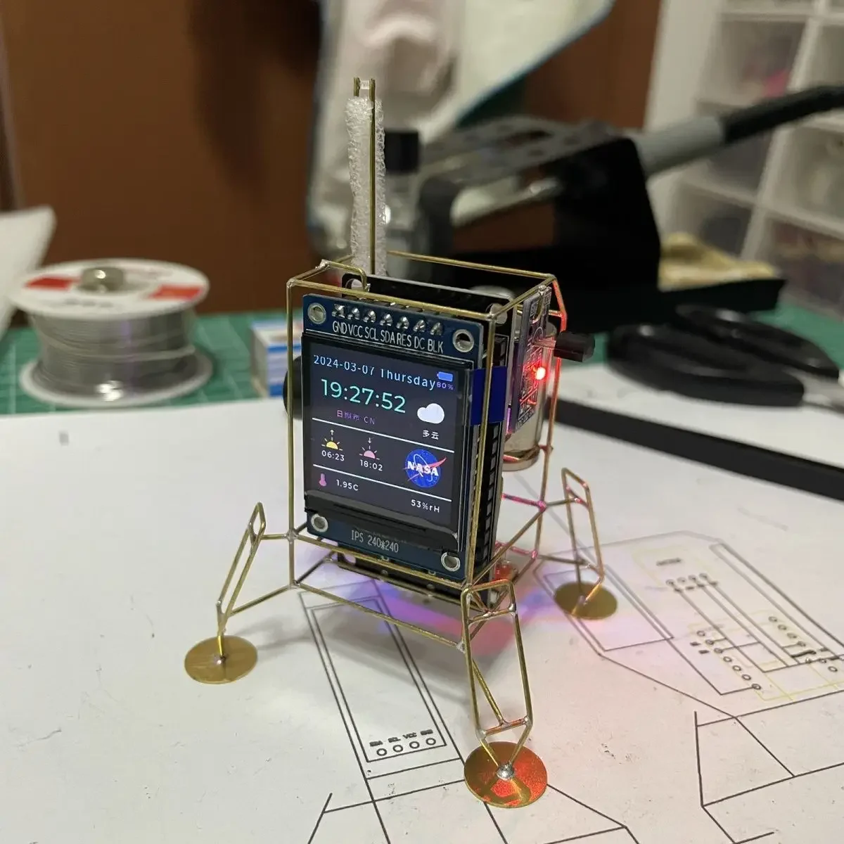 DIY WIFI Zegar na biurko Ozdoba BornLander Ręcznie robiony Lander Mars