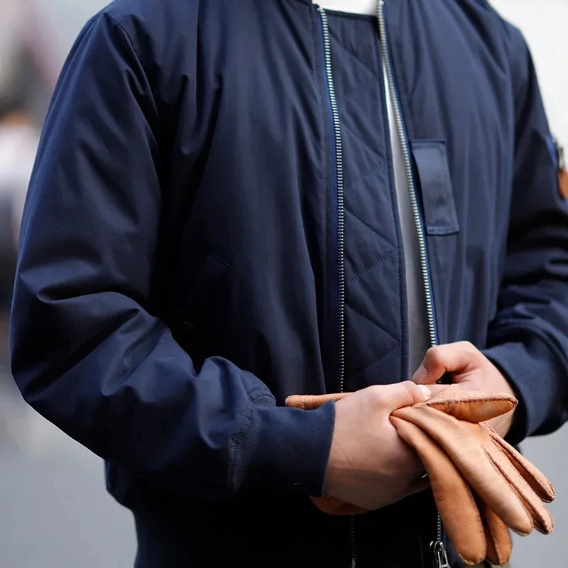 Maden Blouson bomber MA1 rétro pour hommes, épaissi avec détails de baseball et poche intérieure. Idéal pour l'hiver, il offre confort et style avec une touche rétro