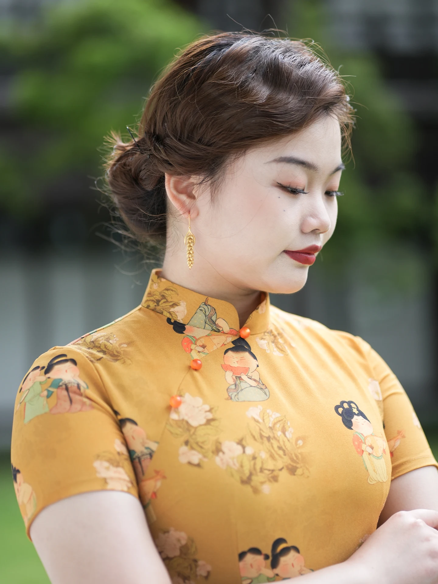 

Новое китайское желтое платье-ципао для женщин больших размеров, скрывающее живот, стройнящее, А-силуэт, длинное вечернее платье с цветочным принтом