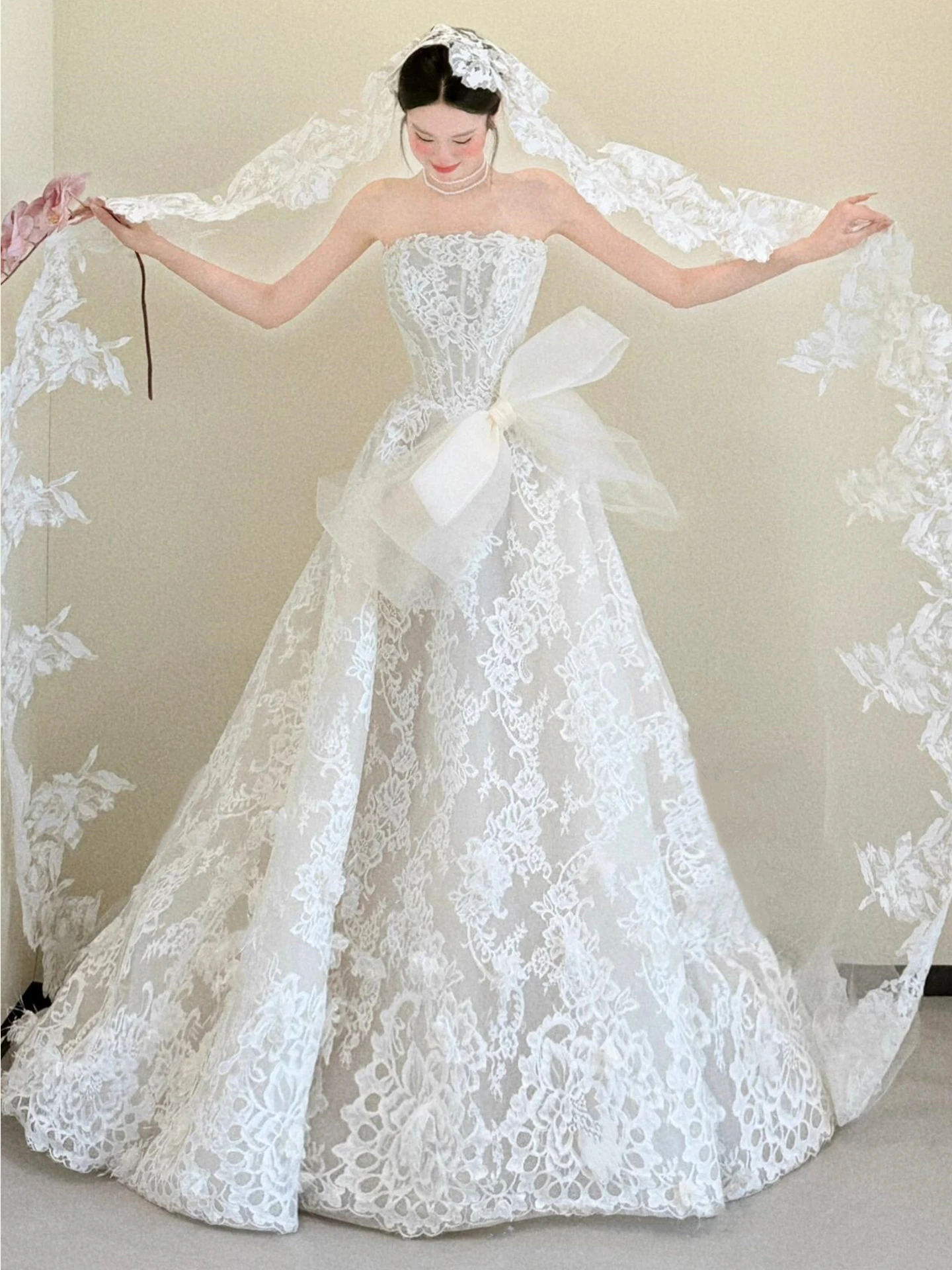 

Элегантное кружевное свадебное платье без бретелек в корейском стиле с длинной юбкой и букетом для свадебной церемонии в отеле