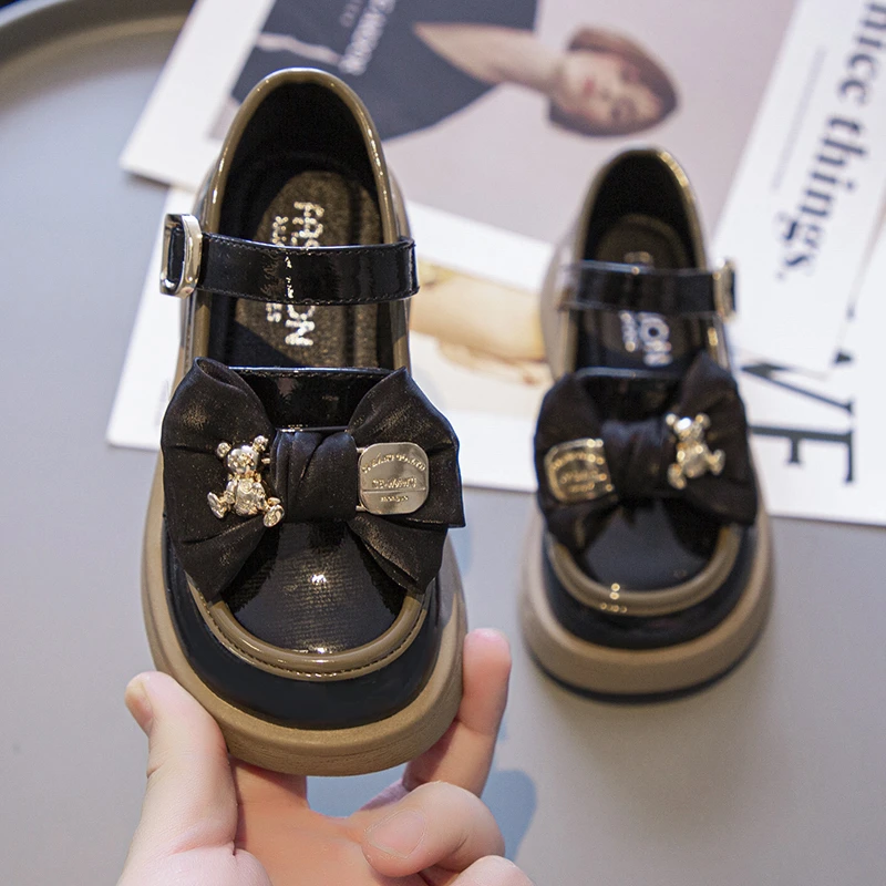 

Новые детские туфли-балетки 2026 года в британском стиле с кристаллами и бантом для выступлений и праздников, универсальные кожаные туфли для девочек
