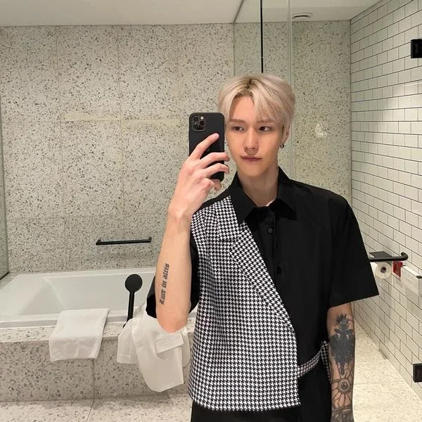 

Summer Lightweight Luxury Men's irt with Che Pattern Splicing Design Loose ort Sve Faionable Fake Two-Piece irt