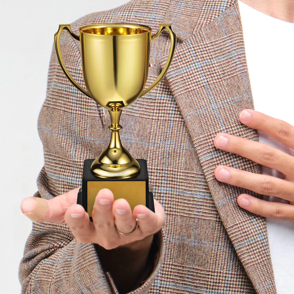 

2 шт. Золотые спортивные кубки-трофеи из пластика для футбола, танцевальных мероприятий, наградные кубки для победителей, забавные футбольные трофеи