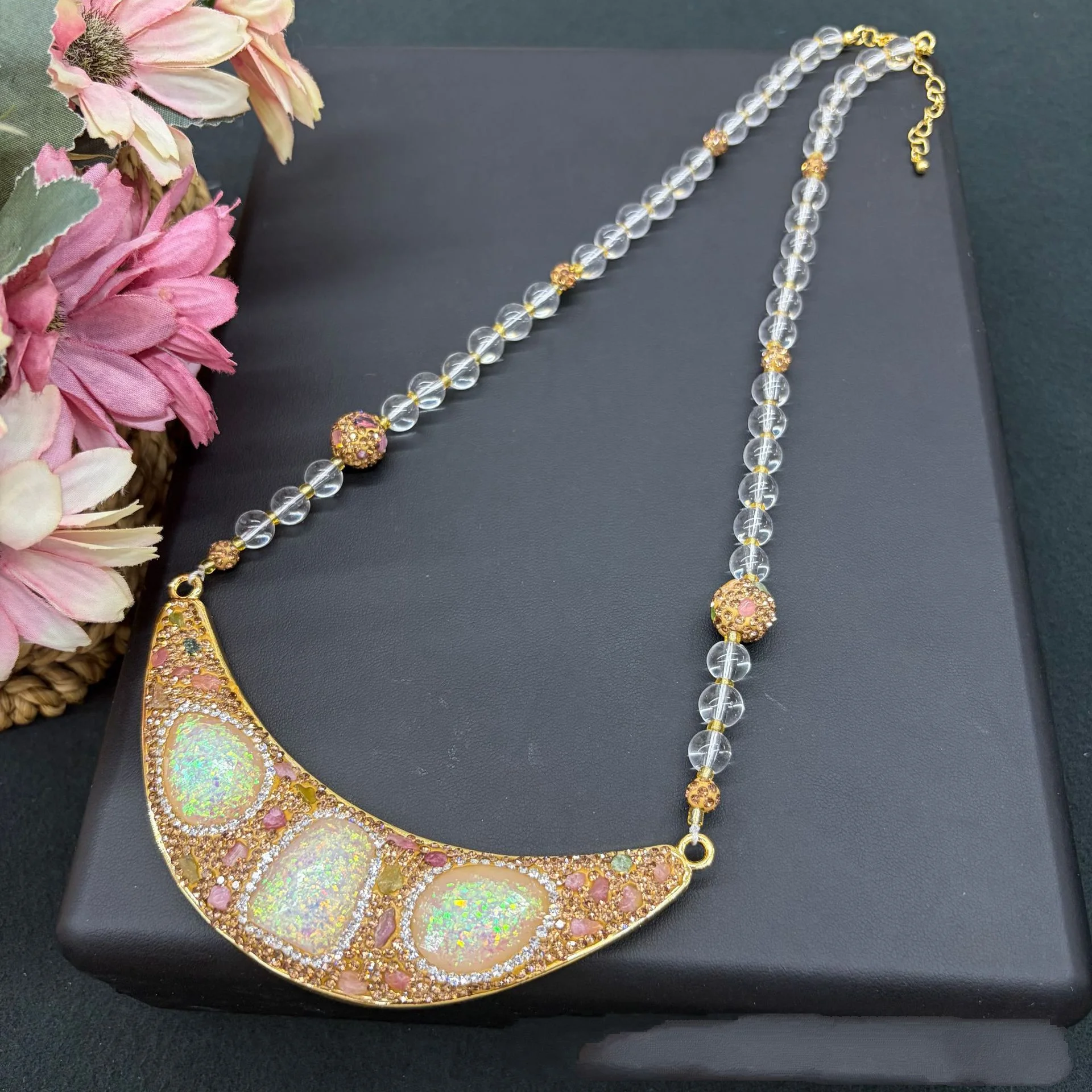 Celebration Style Crescent Moon Inlaid Crystal Necklace Elegant Delicate Shiny Fashion Neck Ornament for Women Chinese Banquet