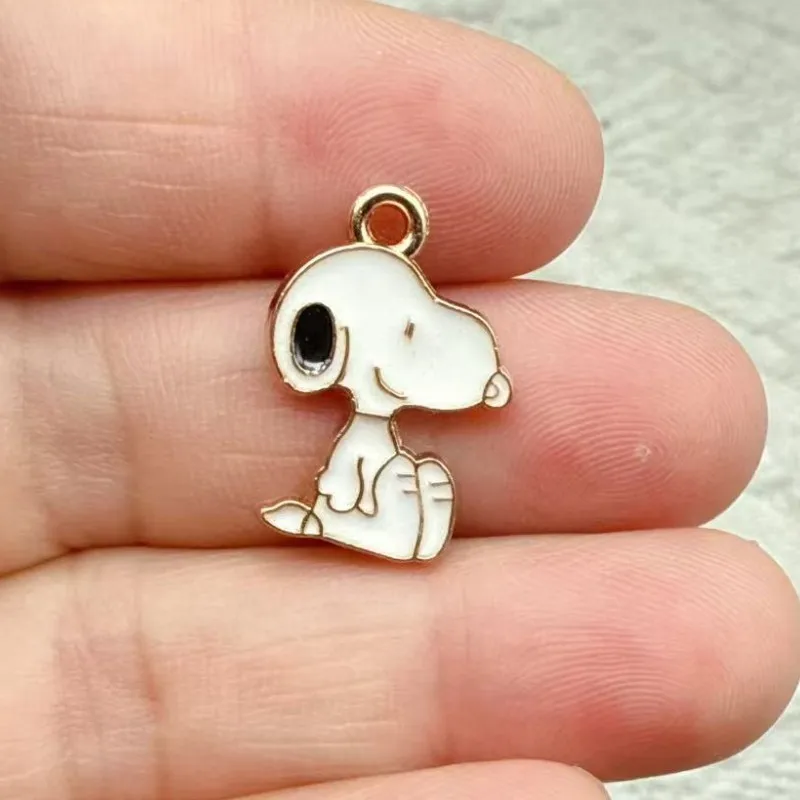 10 Stück Cartoon Snoopy Dekorationen Niedliche Legierungs-Anhänger Anime DIY Weihnachten Paar Kreative Mode Schmuck Accessoires Geschenk – Detail 12
