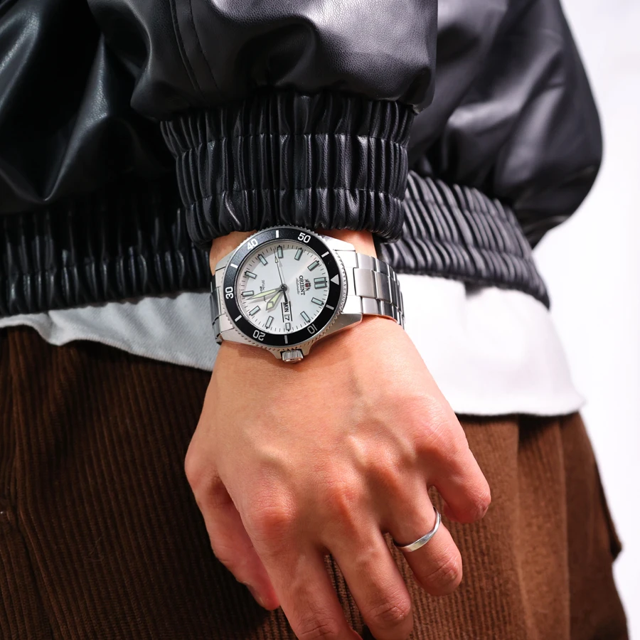 ساعة أورينت ساعة ميكانيكية يابانية من سلسلة الغواصة هي ساعة غوص مقاومة للماء بطول 200 متر مضيئة