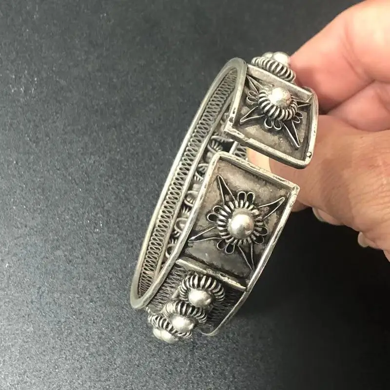 Guizhou Miao ethnic jewelry, handcrafted Miao silver accessories, vintage filigree sunflower bracelet with retro silver carving