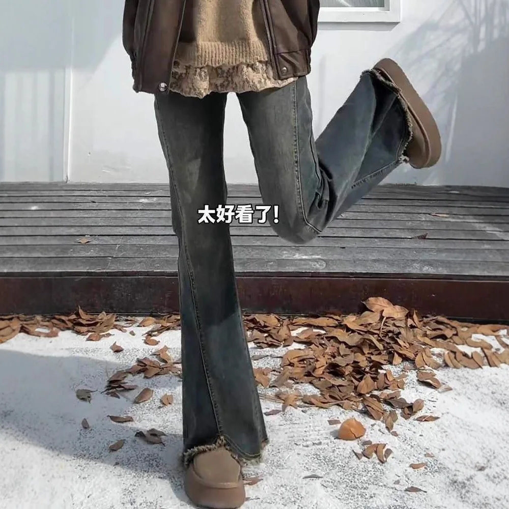 Zementgraue, ausgefranster Saum, ausgestellte Micro-Flare-Jeans für 25, Übergröße, hohe Taille, schlankmachende, hüftbedeckende, elastische Hose im Herbst und Winter