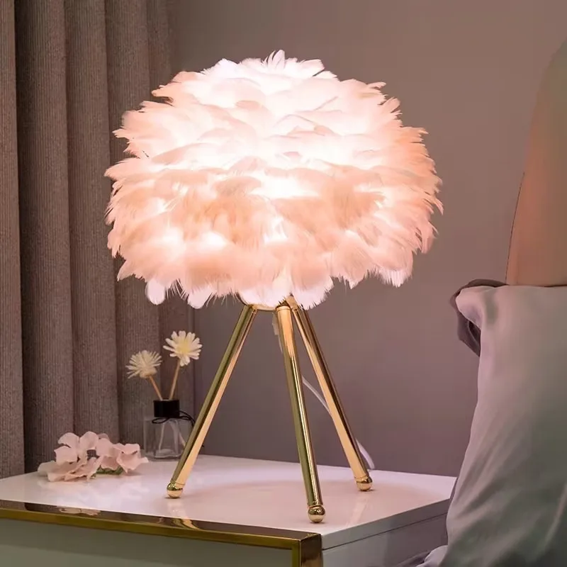 Bedroom Lamp, Bedside Table, Homestay, Wedding Atmosphere, Feather Decoration, Small Night Light, Minimalist Style 35Cm * 45cm