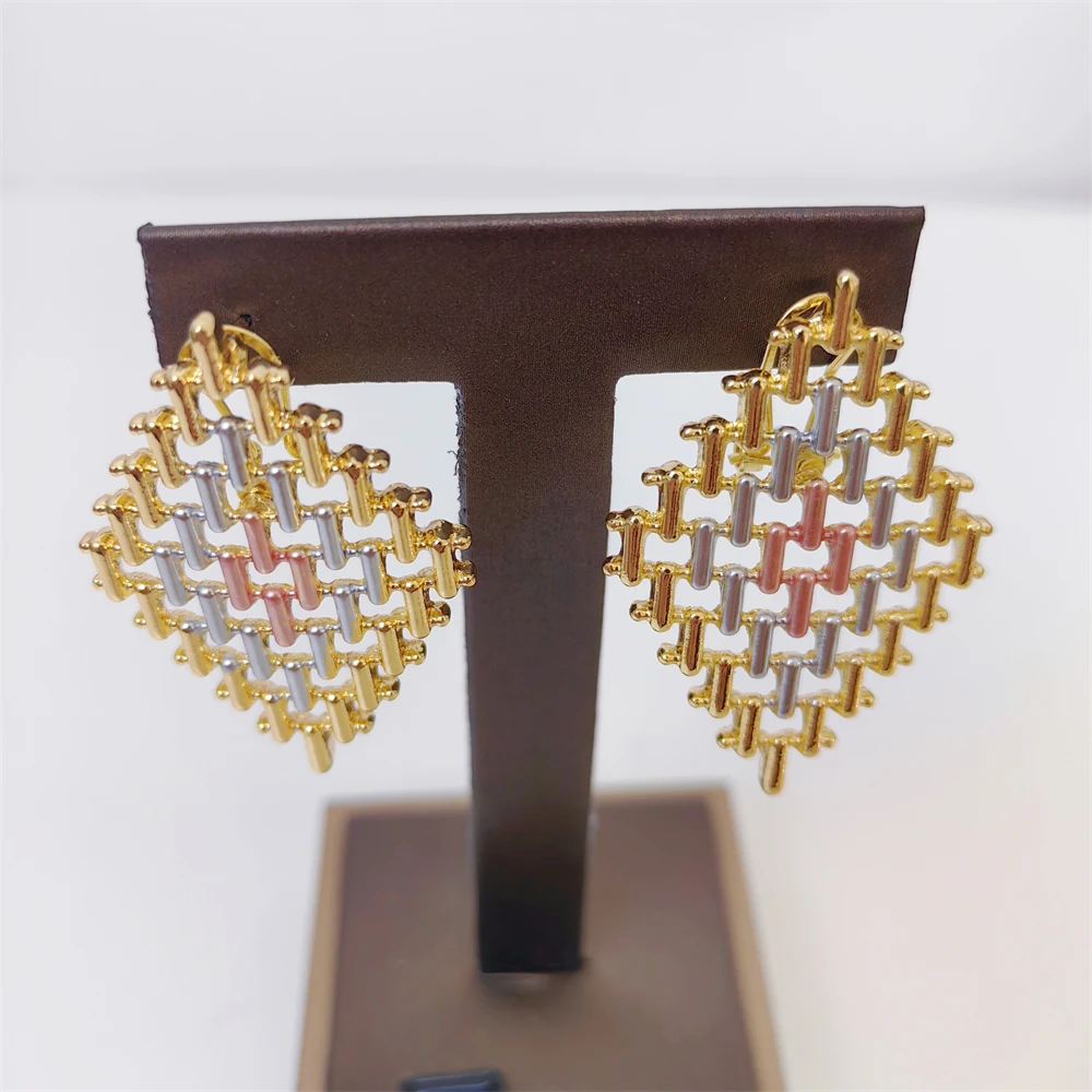 مجموعة مجوهرات فاخرة أصلية غير منتظمة مطلية بالذهب للنساء قلادة ذهبية وحلق وسوار وخاتم دبي وهدايا حفلات الزفاف