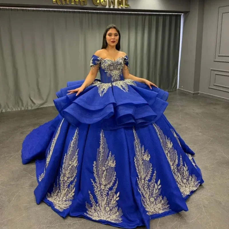 

Блестящие королевские синие платья Quinceanera по индивидуальному заказу с открытыми плечами и аппликацией из кристаллов с длинным хвостом, многослойное платье 15, Quinceanera