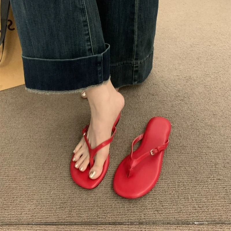 Red Flip-flops for Women To Wear Outside in Summer, 2025 New Korean-style Flat Vacation Fashion Beach Sandals for Women，35-42