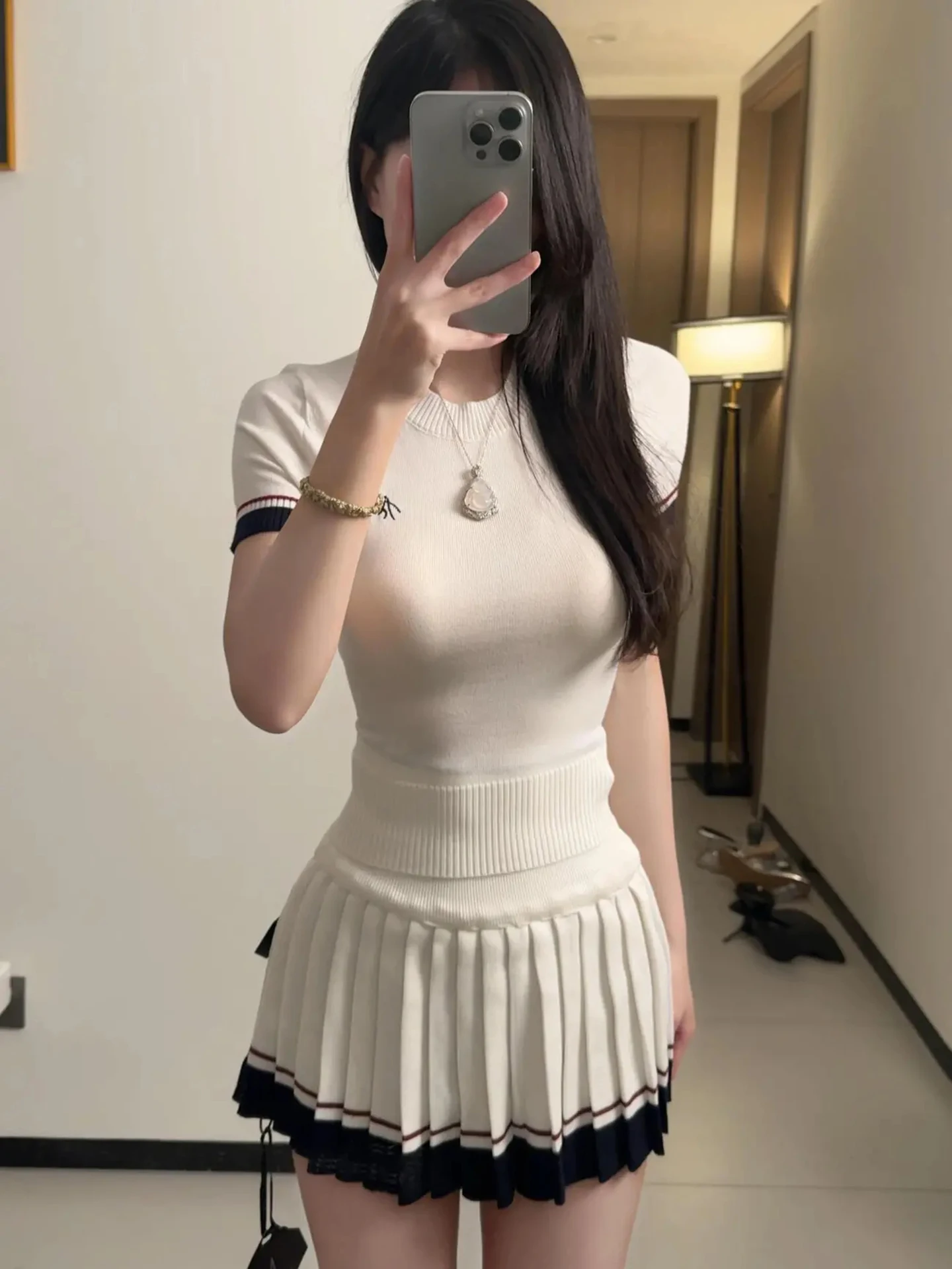 

Корейский стиль: комплект из укороченного топа и юбки миди с высокой талией, белый, с цветовыми блоками, для женщин, облегающий крой, в стиле Sweet and Spicy Pure Desire