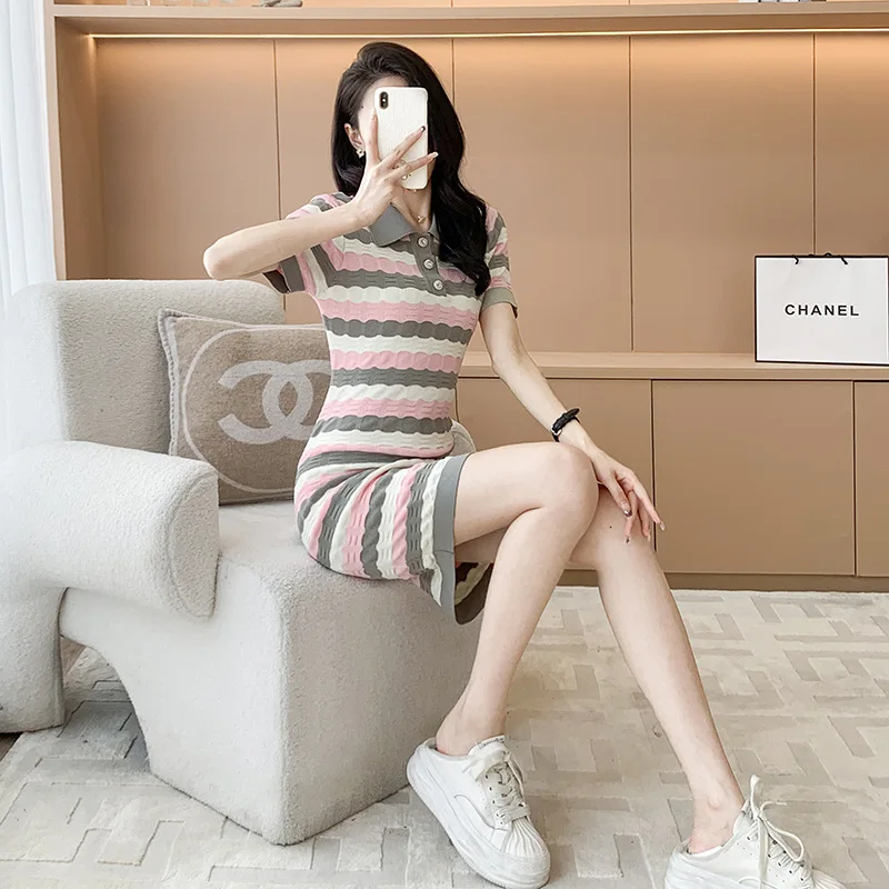 Gestreepte gebreide damestrui-jurk 2025, nieuwe zomercontrasterende heupknuffelrok met korte mouwen