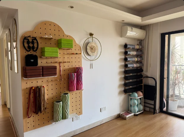 

Деревянный держатель коврика для йоги, настенное крепление — подставка для роликов из пенопласта, органайзер для ковриков, настенная полка для студии, компактная для дома и спортзала