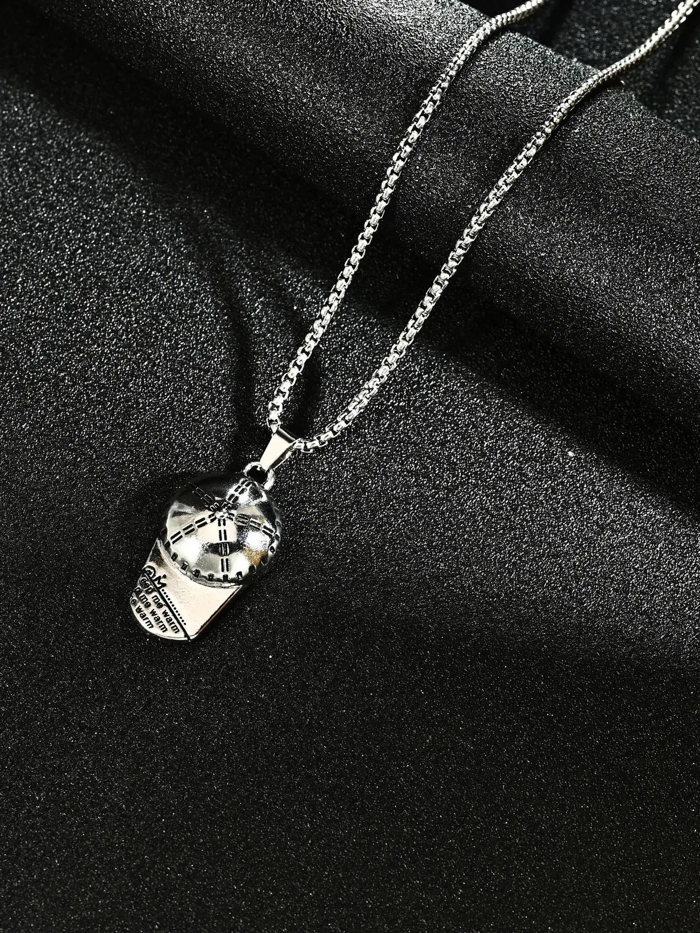 

Cool Baseball Cap Nelace Alloy Pendant Hip Hop Sle Men's Ro Nightclub Faion Jewelry Fre out Titanium Steel Face