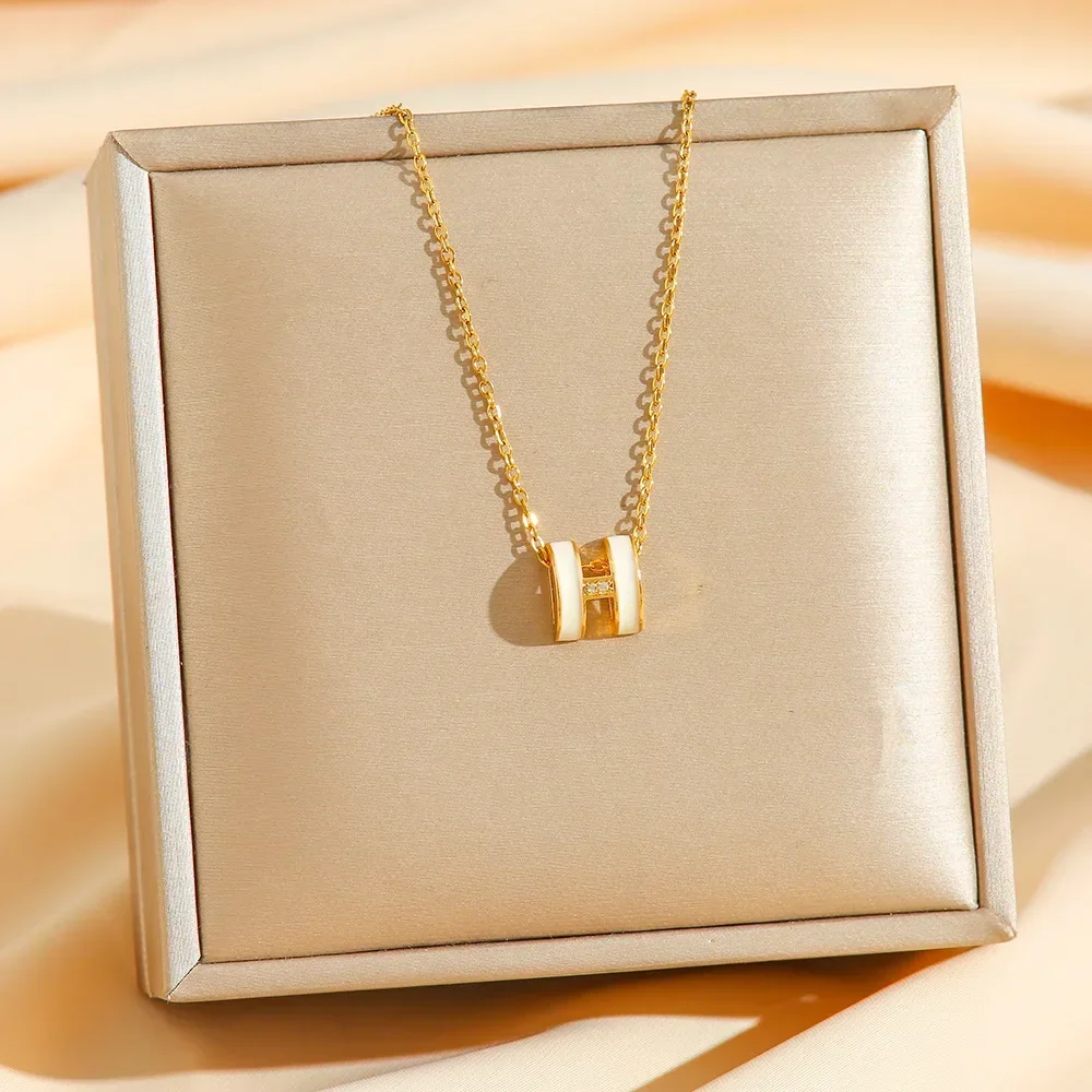 

2025 A niche high-end letter pendant necklace with feminine charm, versatile collarbone chain, personalized accessory necklace