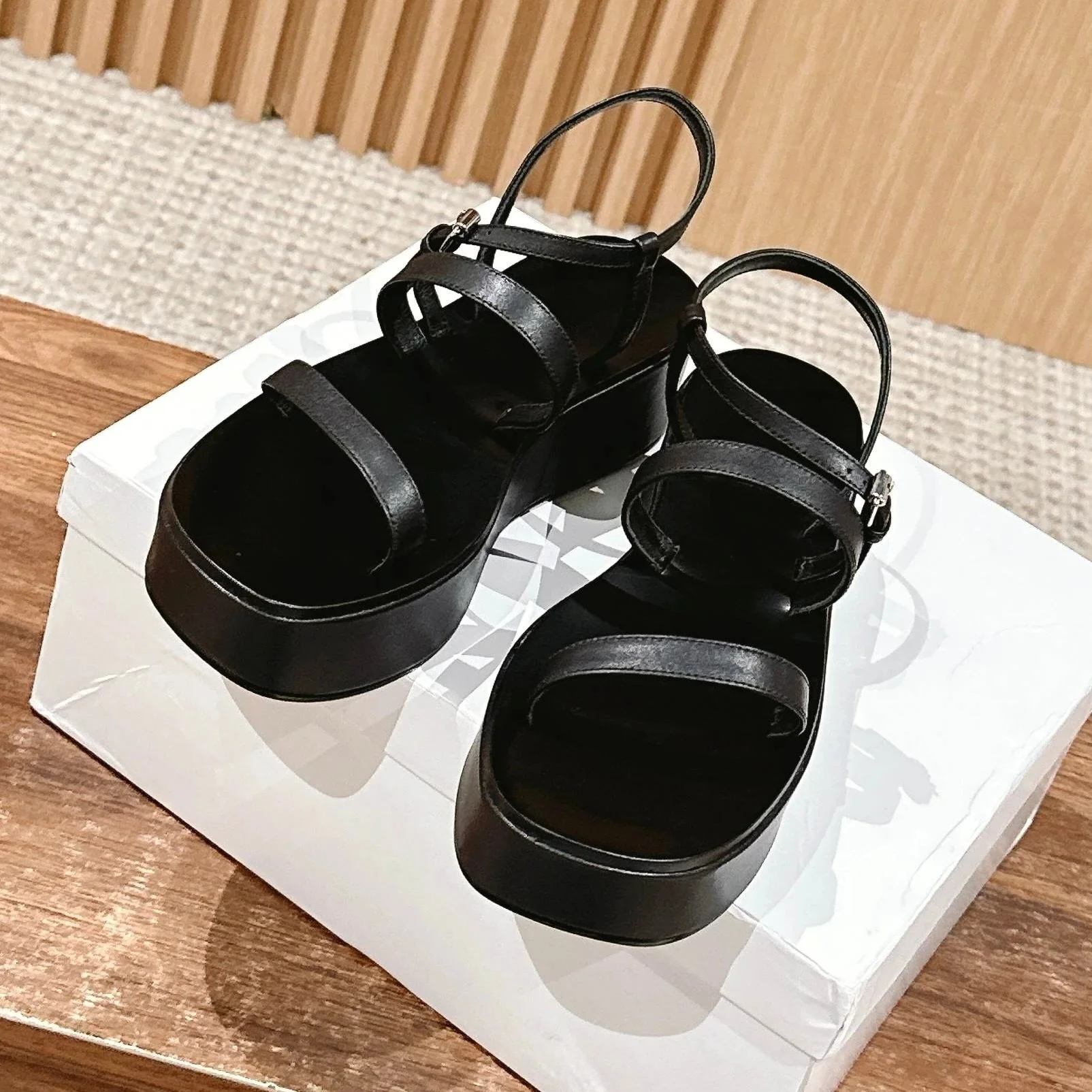 2025 FANGXITING أحدث الصيف جلد طبيعي المفتوحة تو سميكة وحيد مشبك حزام صناديل للنساء صنادل طراز جلاديتور أحذية مصعد