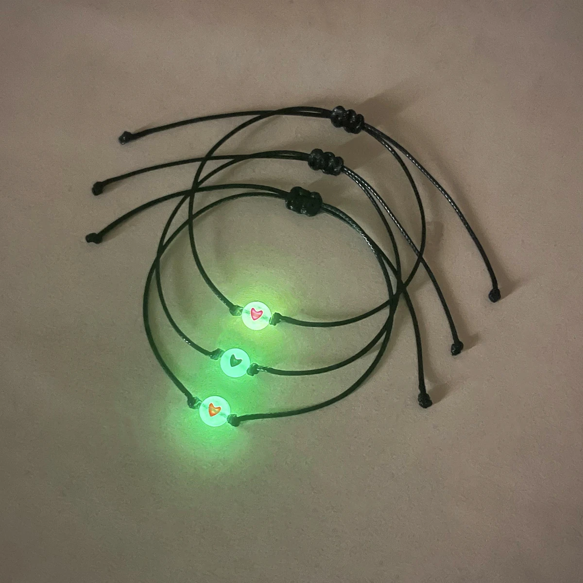 طقم مكون من 3 قطع بإضاءة ليلية وردية مع أساور منسوجة يدويًا من سلسلة الشمع - موضوع Love Good Sister