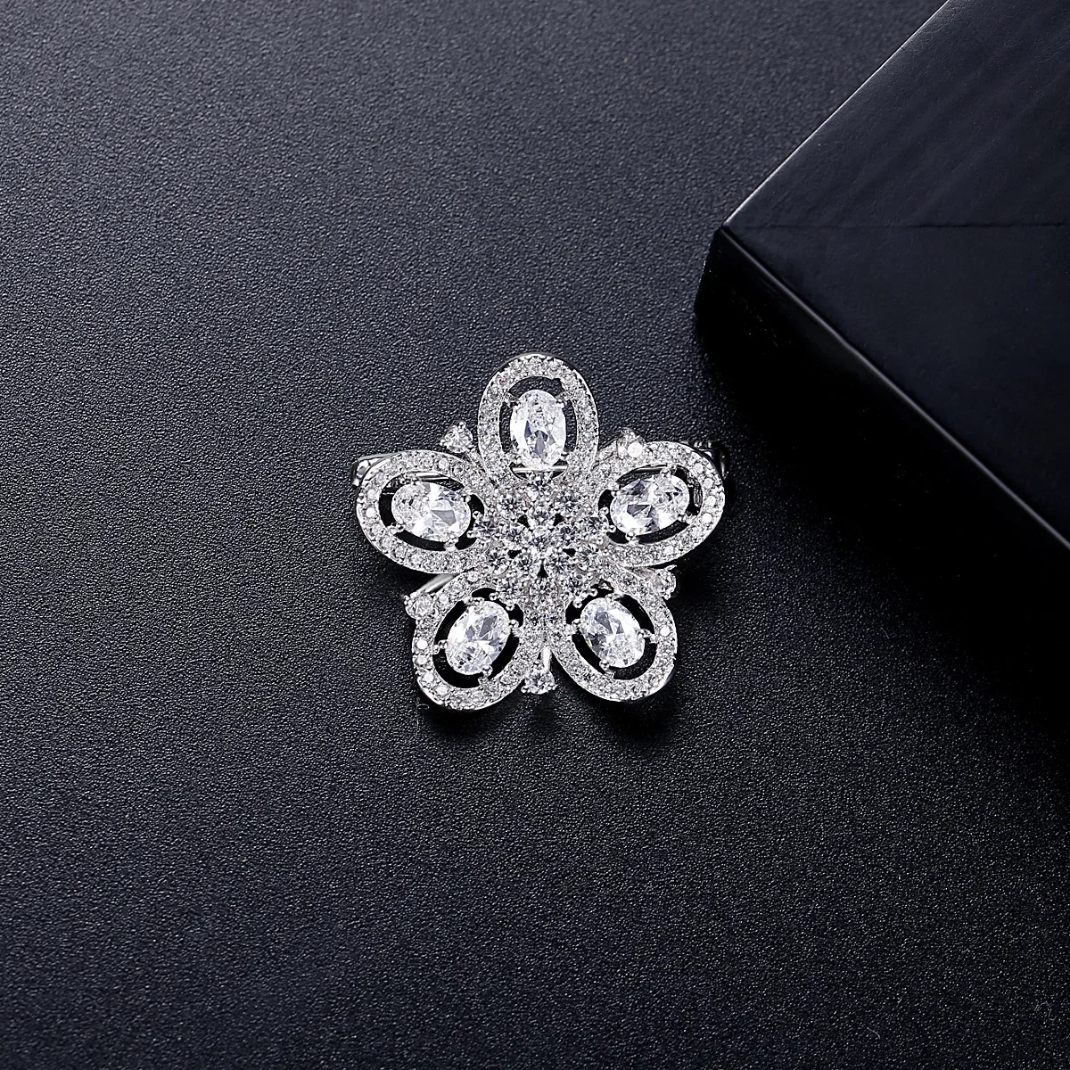 FXLRY New Fashion Five - Petal Flower Brooch Lovely CopperInlaid Zircon Pin Ornaments For Womans Wedding Party Jewelry