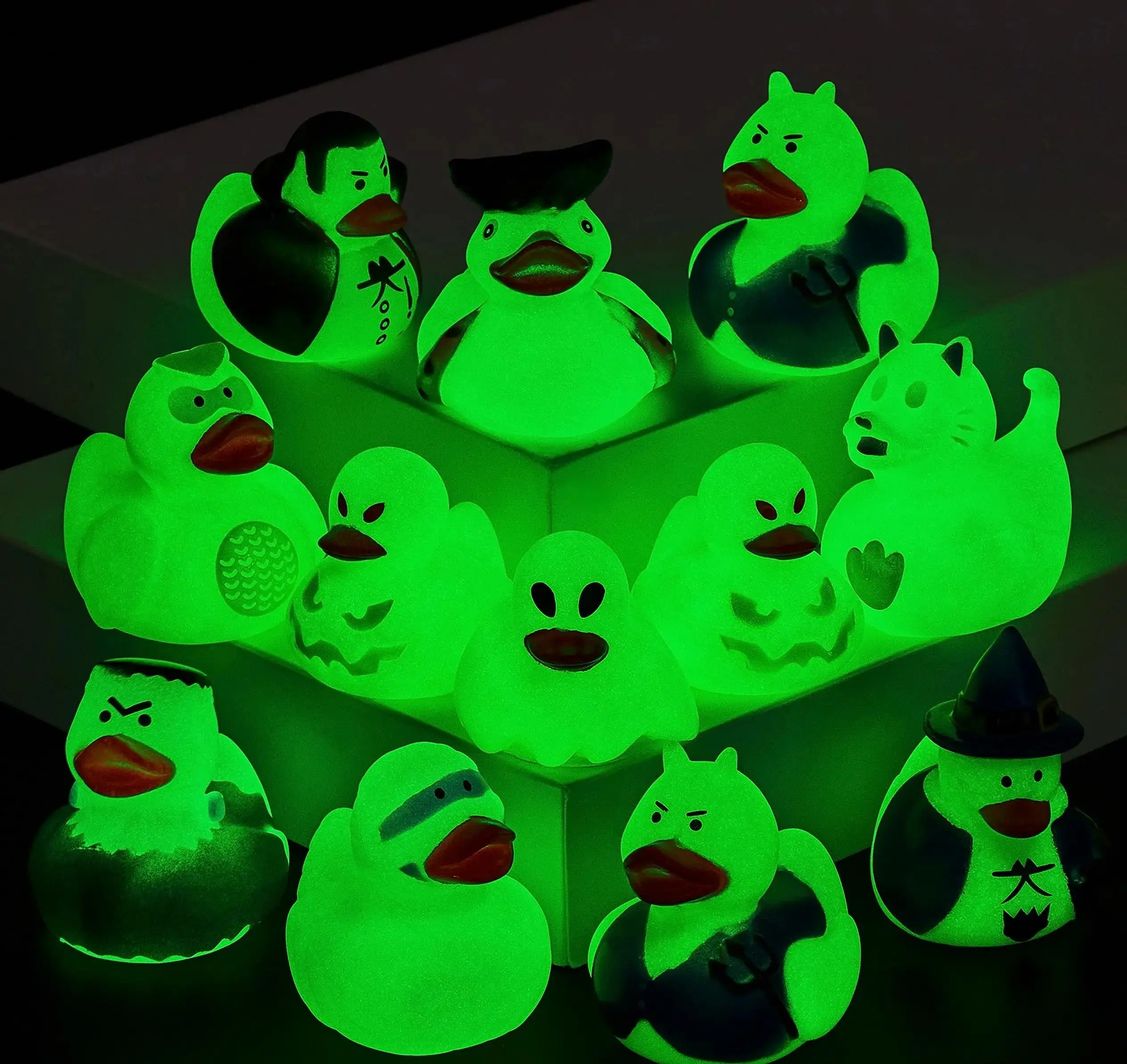 48 Stuks Glow-in-The-Dark Halloween Bad Badeend, Trick or Treat aanwezig, Halloween Thema Cadeau, Rubber Ducky Squirt Pieper Party