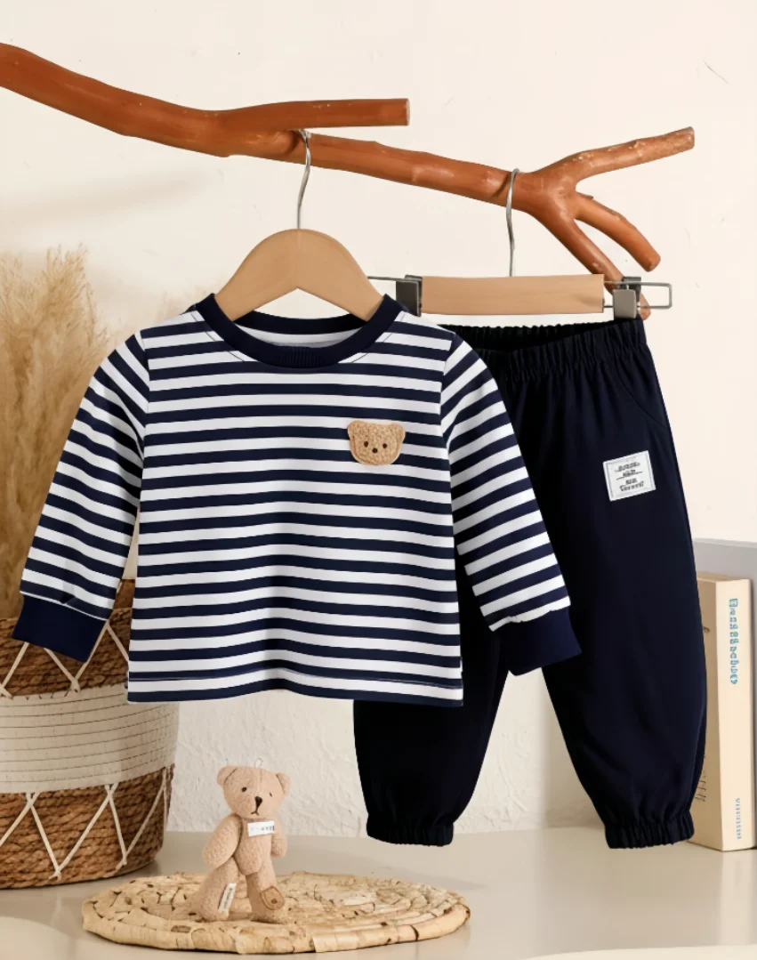 

Весенний корейский полосатый топ с длинными рукавами, повседневные брюки, комплект из 2 предметов, модный удобный повседневный комплект из 2 предметов для мальчиков, подходит для Ou (Likely a Typo and Must Be Omed or Replaced with More Appropriate Term)