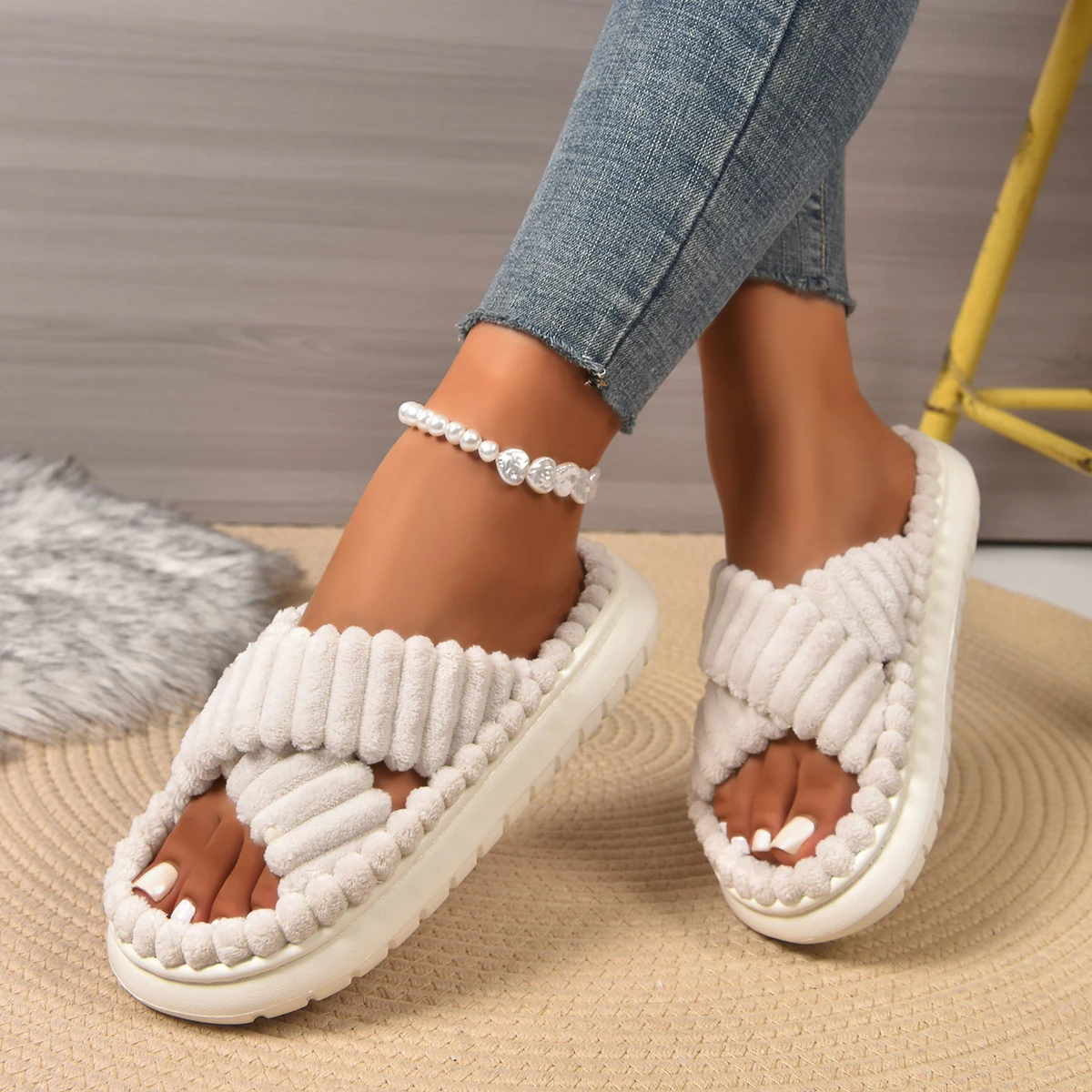 

Новые плюшевые женские тапочки с перекрестными ремешками, сандалии на платформе, увеличивающие рост на толстой подошве, мягкие и милые тапочки в корейском стиле для использования на открытом воздухе и в помещении